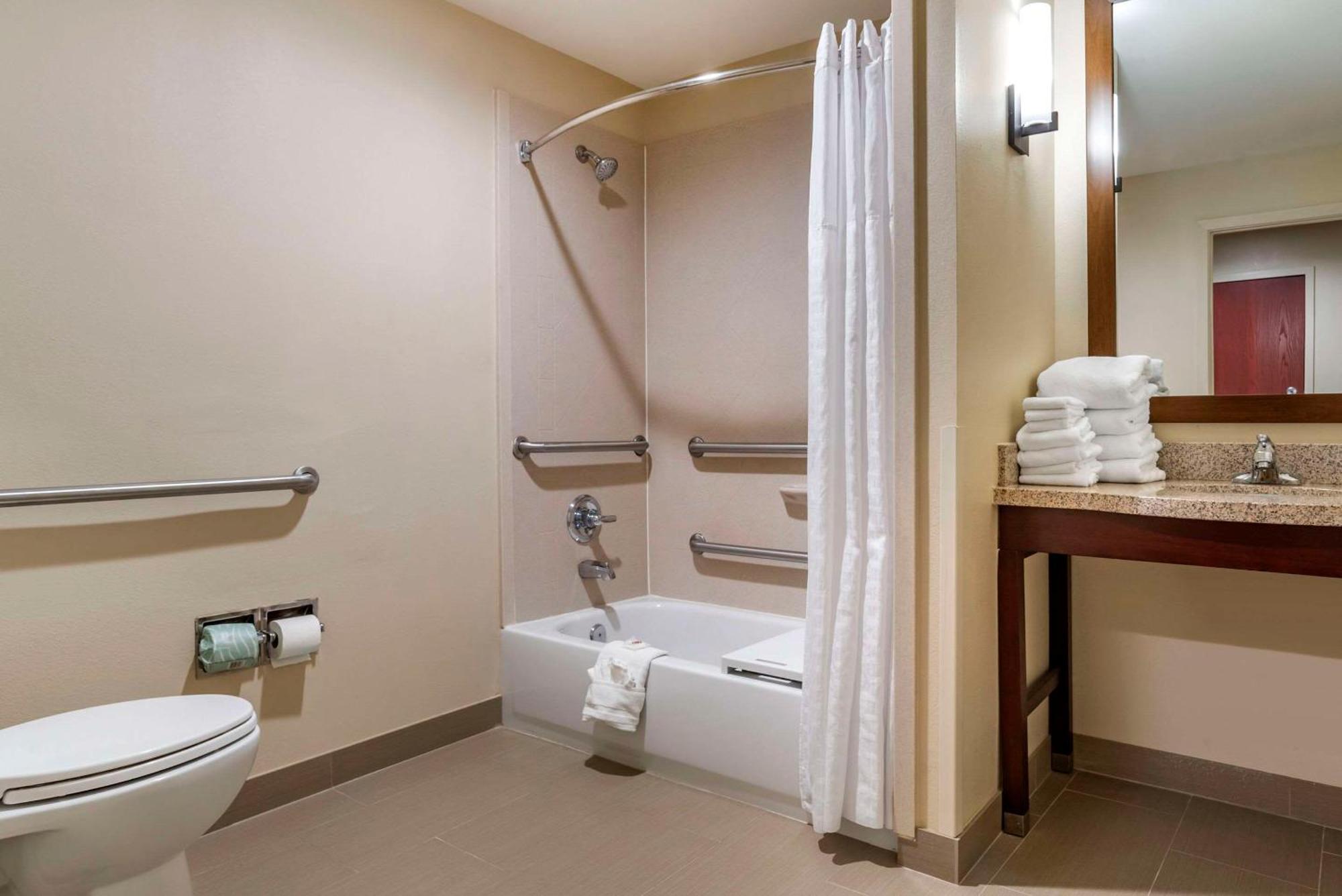 Hotel Comfort Pell I-20 Exit 158 3*